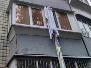 В Киеве разбился пьяный мужчина, спускаясь по простыням от собутыльника