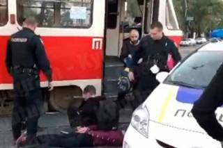 Несовершеннолетние отморозки разгромили трамвай в Киеве из-за требования одеть маски