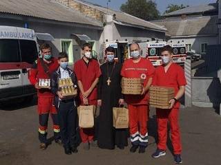В Одессе УПЦ совместно с меценатами доставляет благотворительные обеды медикам