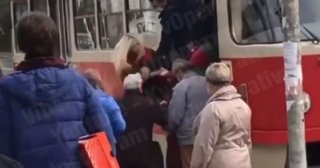 В Киеве из трамвая ногами вытолкали девушку без маски