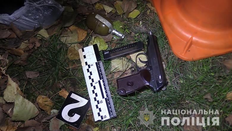 Оружие, изъятое у злоумышленников на Subaru, устроивших стрельбу в Киеве