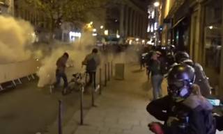 Дубинки и газ: в центре Парижа жестоко разогнали лагерь мигрантов