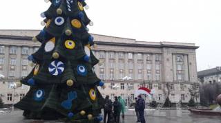 В Черкассах довольно необычно украсили новогоднюю елку