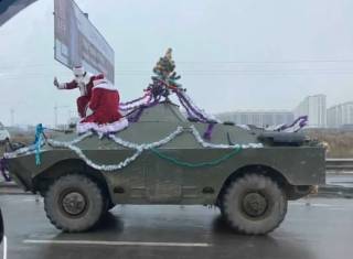 Праздник к нам приходит: два Деда Мороза разъезжали по Киеву на бронемашине