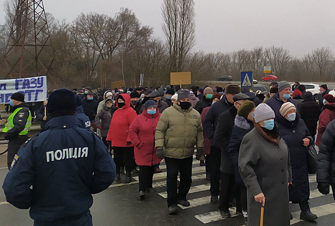Люди перекрыли трассу Киев-Харьков в Полтавской области, протестуя против повышения тарифов