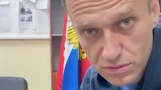 Навального арестовали на месяц. Он призвал россиян выходить на улицы