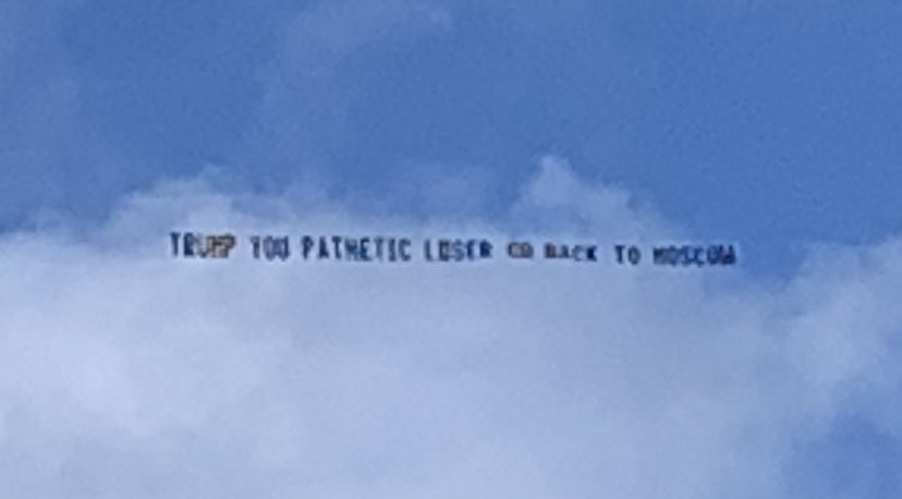 Баннер с надписью "Трамп, ты жалкий неудачник, возвращайся в Москву" в небе над его резиденцией Мар-а-Лаго