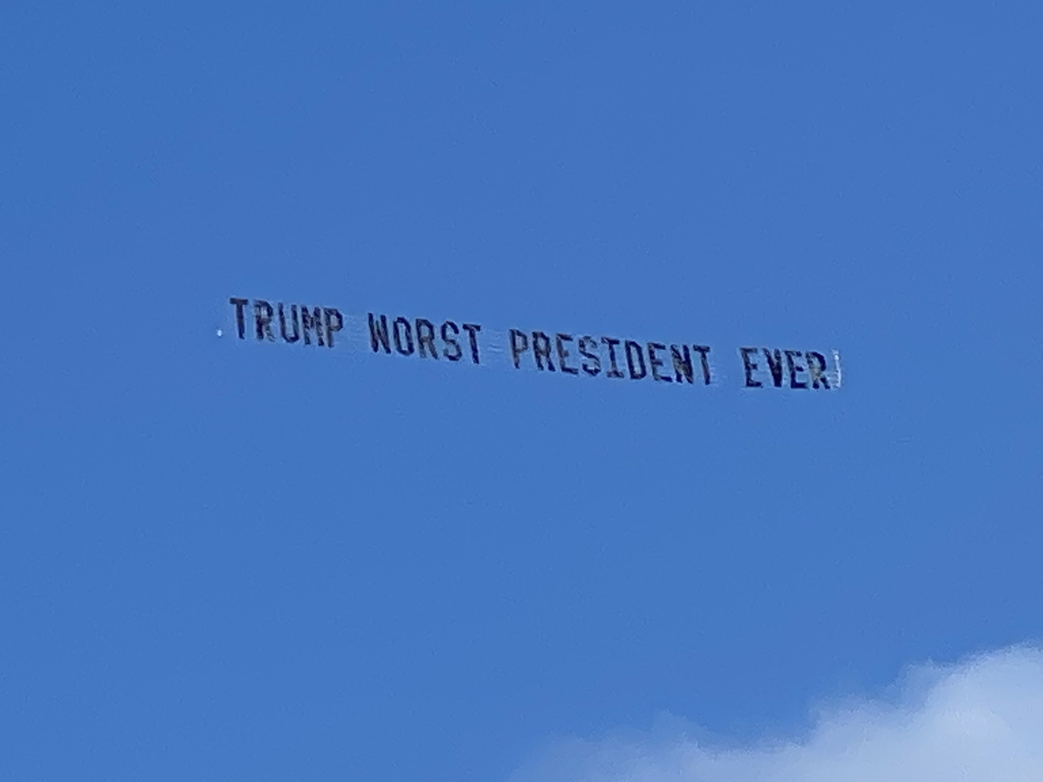 Баннер с надписью "Трамп худший президент в истории" в небе над его резиденцией Мар-а-Лаго