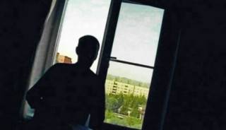 На Киевщине школьник оставил вещи на балконе и выпрыгнул с 15 этажа
