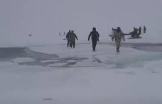 Появилось видео, как рыбаки чудом спаслись с отколовшейся льдины
