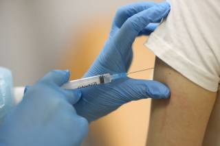 Эпидемиолог рассказал, кому нельзя вакцинироваться от коронавируса