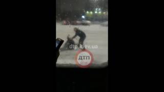 В Киеве водитель маршрутки ногами избил пассажира
