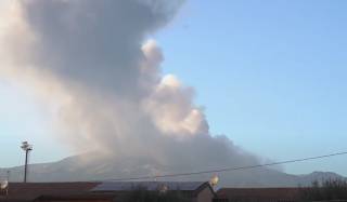 Опубликовано эпичное видео извержения самого высокого вулкана Европы