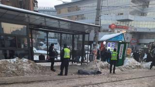 В Киеве на остановке замерз мужчина