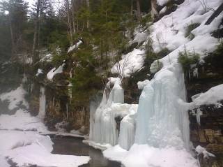 Появились снимки замерзших водопадов во Львовской области