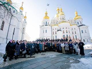 Более 300 представителей приходов захваченных храмов УПЦ прибыли в Киев и обратились к Президенту и власти