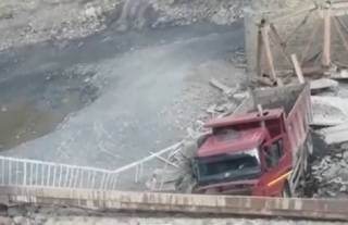 В России мост эпично «устал» под грузовиком