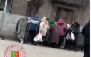 «Конец эпохи бедности»: в родном городе Зеленского пенсионеры устроили битву за просрочку на помойке