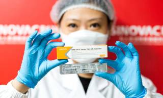 В Украину отправили первую партию китайской вакцины от коронавируса