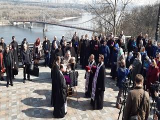 В Киеве на Владимирской горке верующие УПЦ молились, чтобы власти отменили дискриминационные законы против церкви