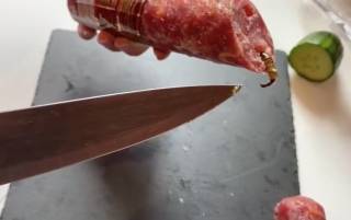В Запорожье женщина купила колбасу с червями внутри (видео 18+)