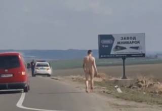 Появилось видео, как голый мужчина бродил вдоль трассы в Ровенской области