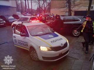 Во Львове пьяный водитель избил патрульных и помочился на их автомобиль