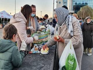 В Киеве православная молодежь и волонтеры УПЦ организовали раздачу обедов для бездомных