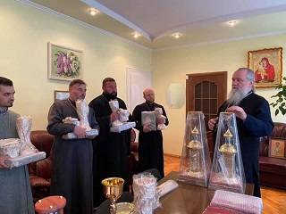 В Мукачево митрополит УПЦ передал богослужебную утварь настоятелям строящихся храмов