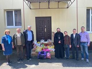 На Полтавщине священники УПЦ и волонтеры передали детскому приюту средства гигиены и продукты