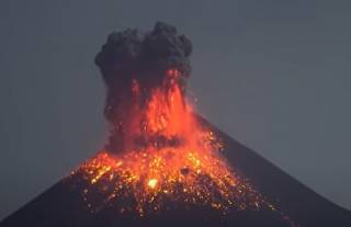 Появилось эпичное видео извержения вулкана в Индонезии