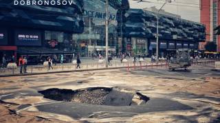 У киевлян из-под ног ушла земля в районе популярного торгового центра на Лыбедской