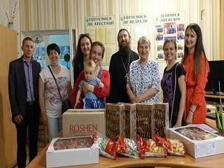 В Полтаве православные волонтеры УПЦ передали подарки детскому реабилитационному центру