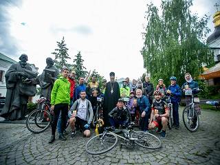 Верующие УПЦ начали 450-километровое паломничество на велосипедах из Киева в Почаев