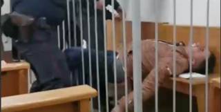 В Минске на суде политзаключенный попытался перерезать себе горло