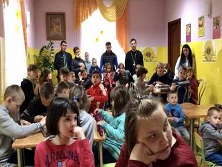 В Виннице дети-прихожане УПЦ собрали подарки для воспитанников интерната