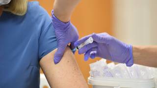 Минздрав предлагает частным клиникам начать вакцинацию от коронавируса