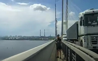 В Киеве на Южном мосту два человека пытались покончить с собой