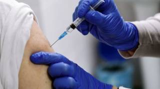 Народных депутатов прививают от коронавируса вакциной, которой нет для большинства украинцев
