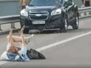 В Киеве на Гидропарке девушка улеглась отдохнуть прямо посреди дороги