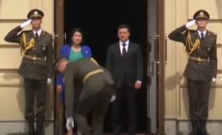 Появилось видео курьеза во время встречи Зеленского с президентом Грузии