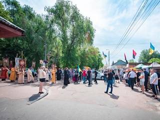 На Черниговщине радикалы напали на верующих УПЦ во время крестного хода