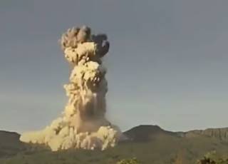 В Коста-Рике быстро, но очень мощно извергся вулкан