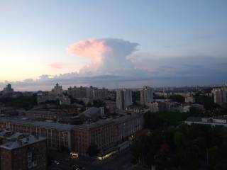 В небе над Киевом заметили «ядерный гриб»