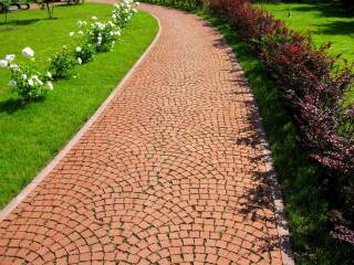 Советы по выбору тротуарной плитки для садовых дорожек