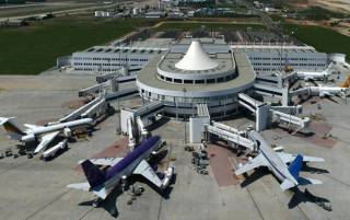 Пять групп украинских туристов застряли в аэропорту Анталии