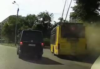 Появилось видео, как в Киеве у троллейбуса на ходу лопнуло колесо