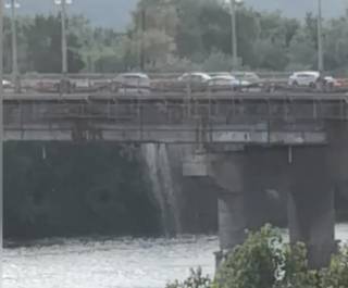 Мост Патона в Киеве в очередной раз превратился в водопад