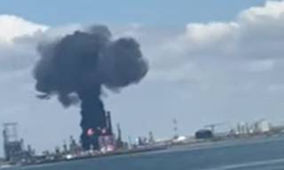Взрыв на нефтеперерабатывающем заводе в Румынии попал на видео