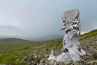 Российский абстракционист установил памятник на «перевале Дятлова»